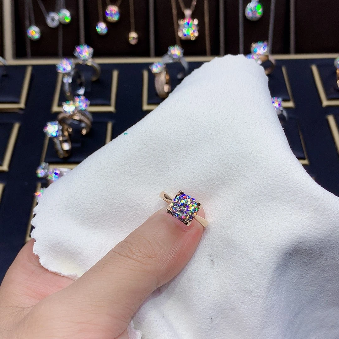 戒指/指环18K金镶嵌合成碳硅石（莫桑石）W**文