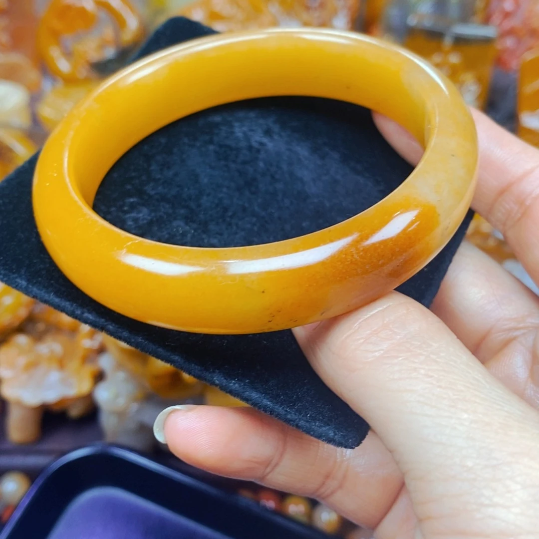 未镶嵌石英质玉（黄龙玉）颈饰
