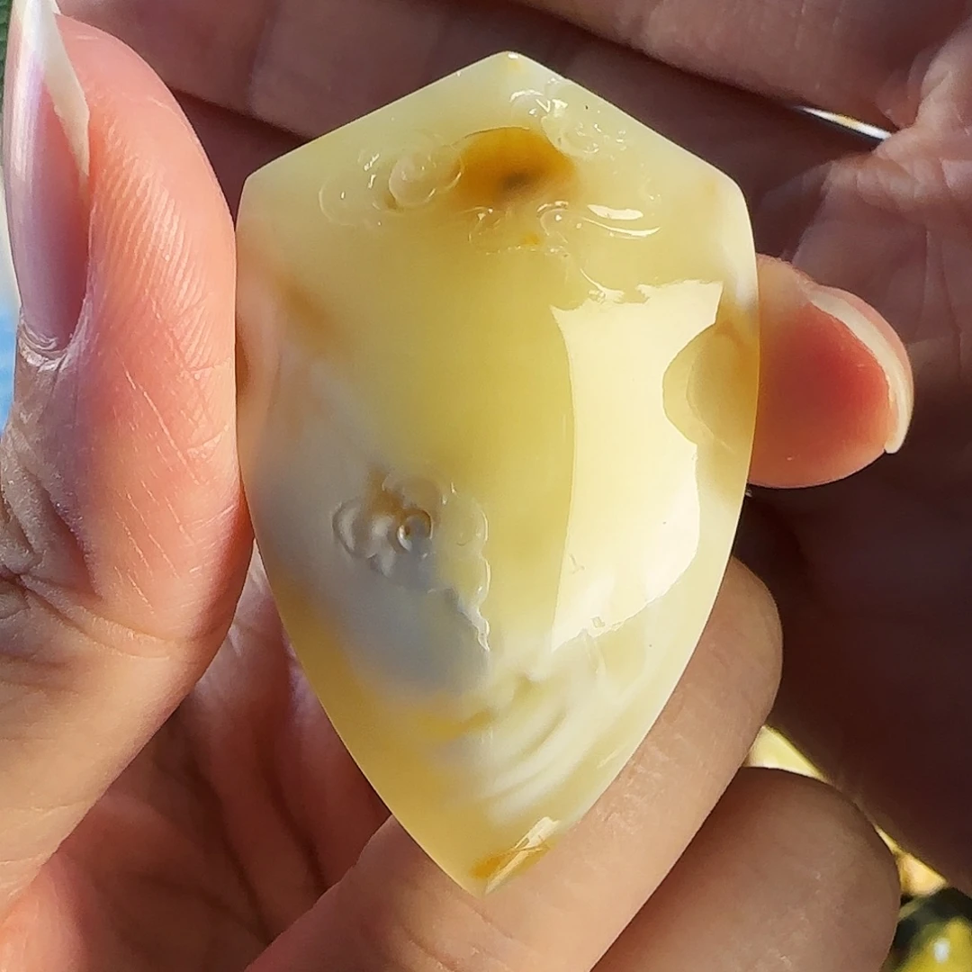 蜜蜡颈饰未镶嵌蜜蜡金瓷白拉丝雕刻件盾牌吊坠