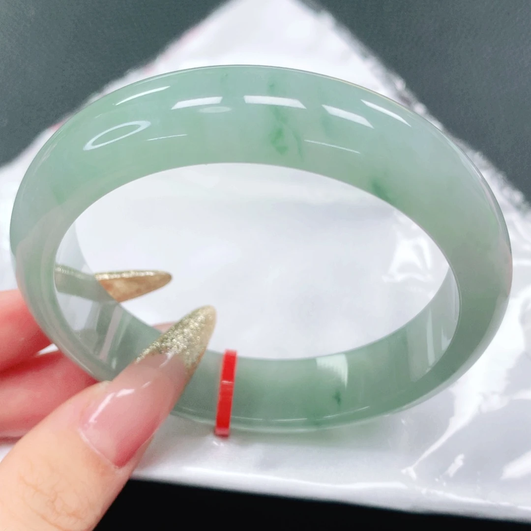翡翠手镯未镶嵌60圈