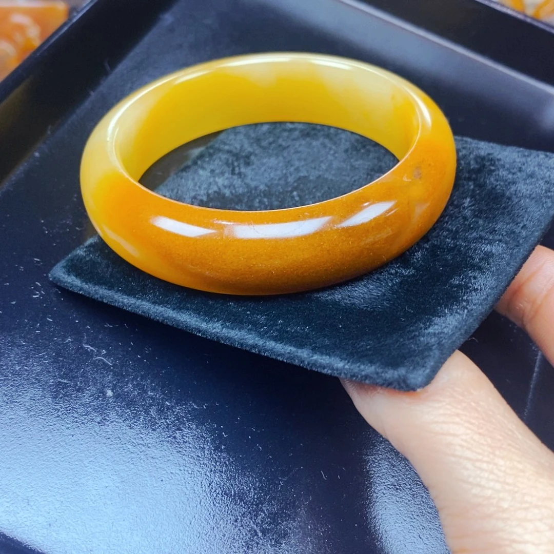 未镶嵌石英质玉（黄龙玉）颈饰