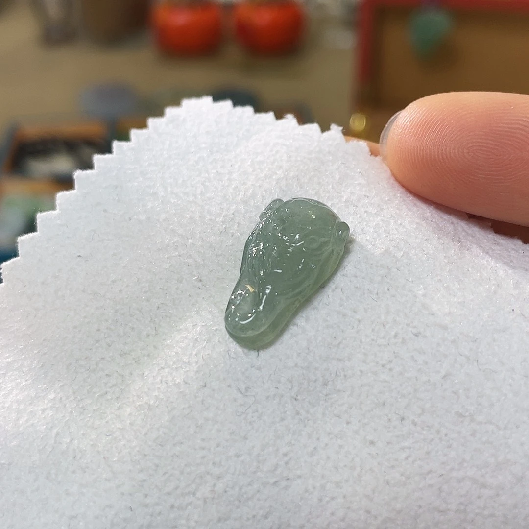 翡翠未镶嵌颈饰象神