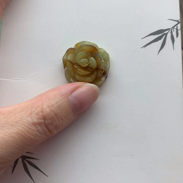岫玉未镶嵌颈饰玫瑰花