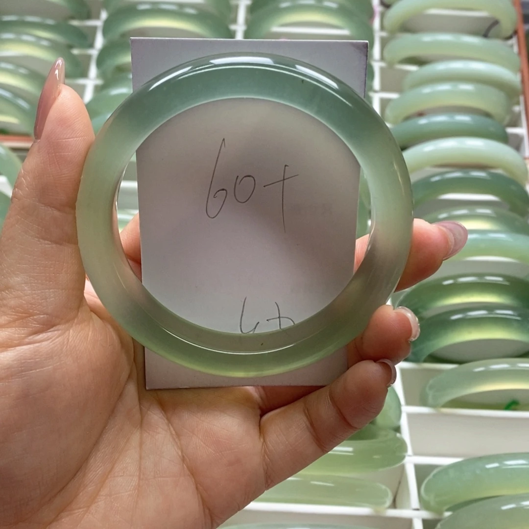 岫玉手镯未镶嵌蔷**?