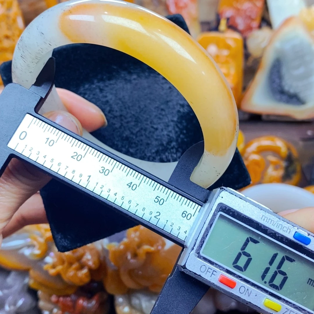 未镶嵌石英质玉（黄龙玉）颈饰