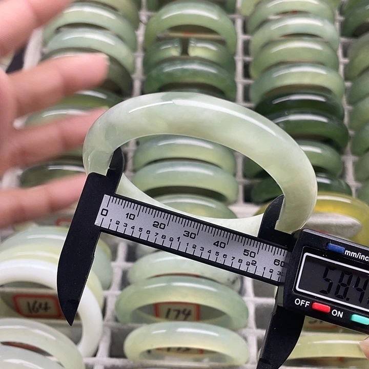 蛇纹石玉未镶嵌手镯170