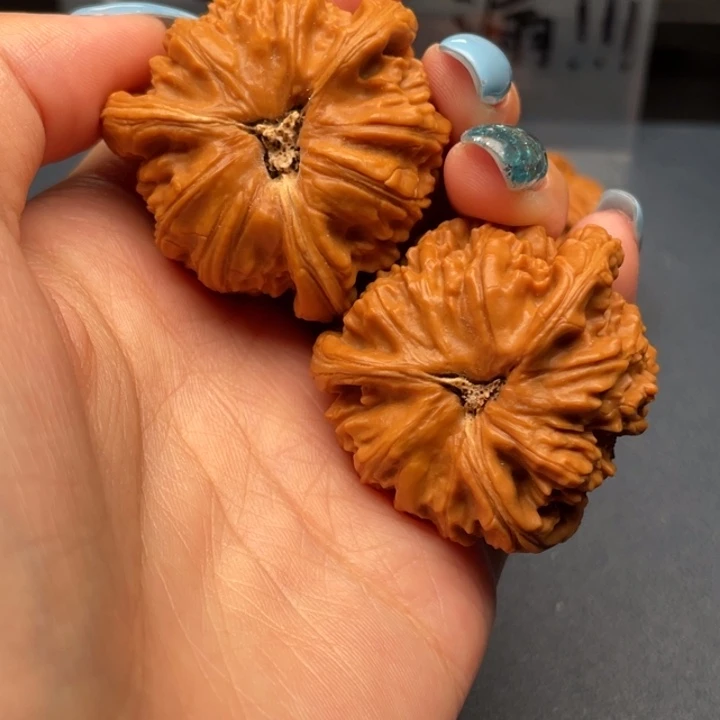 。****文玩核桃吊坠白狮子