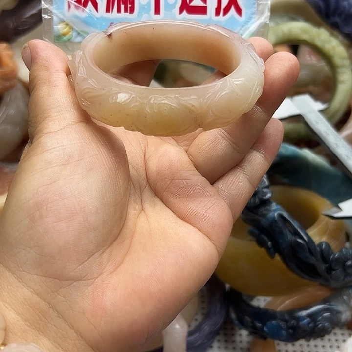 未镶嵌手镯石英岩玉