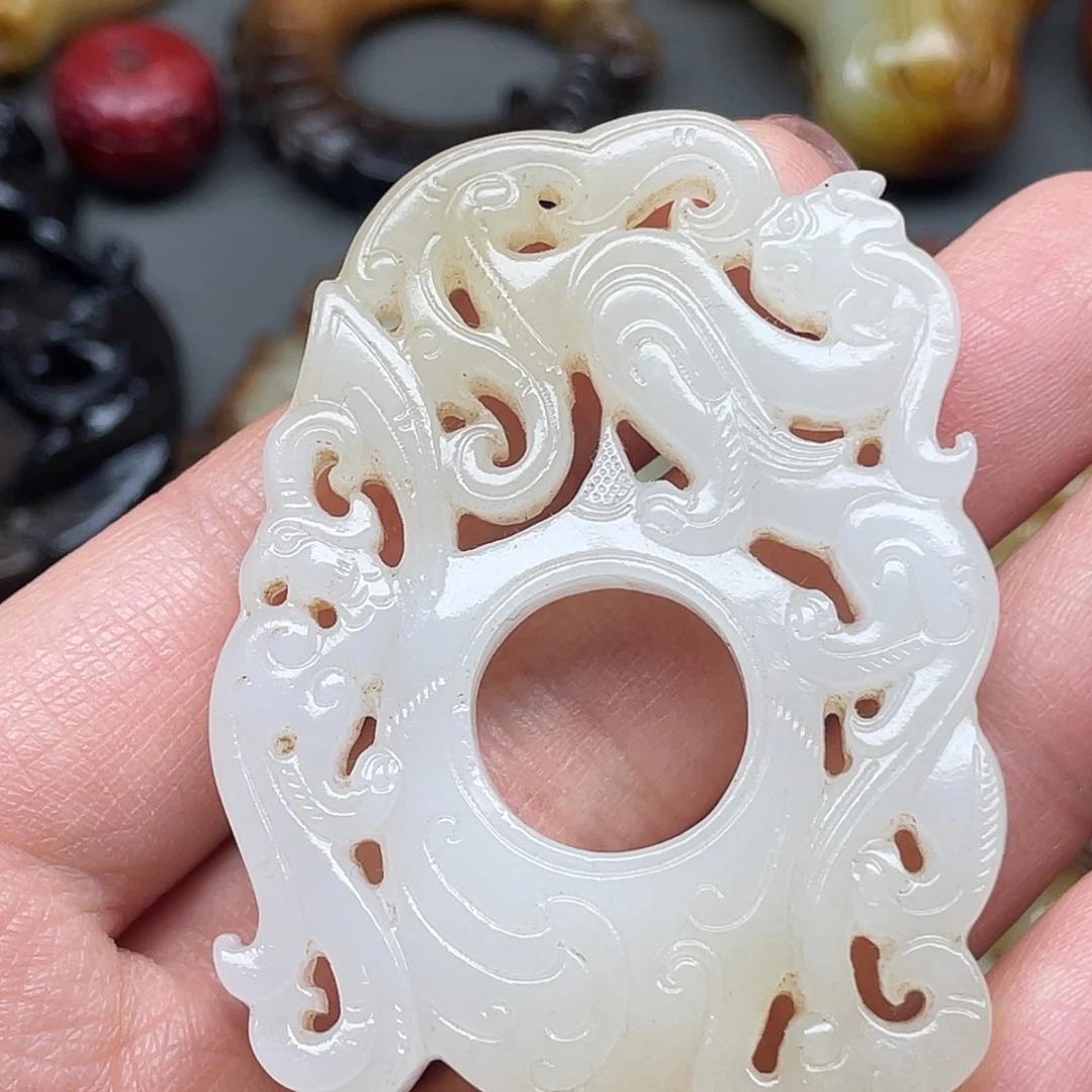 出***众和田玉未镶嵌颈饰