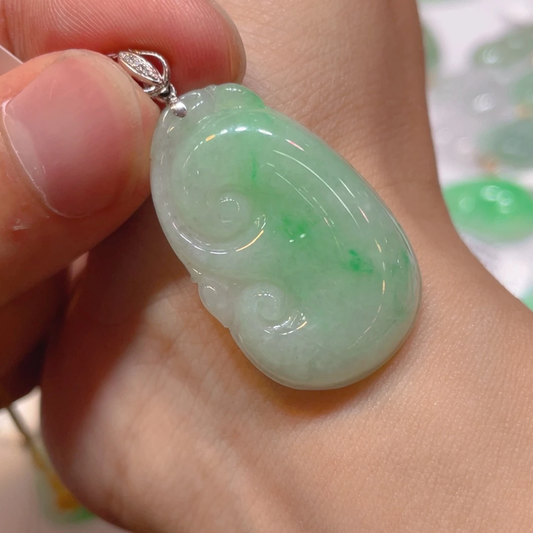 翡翠18K金镶嵌颈饰如意