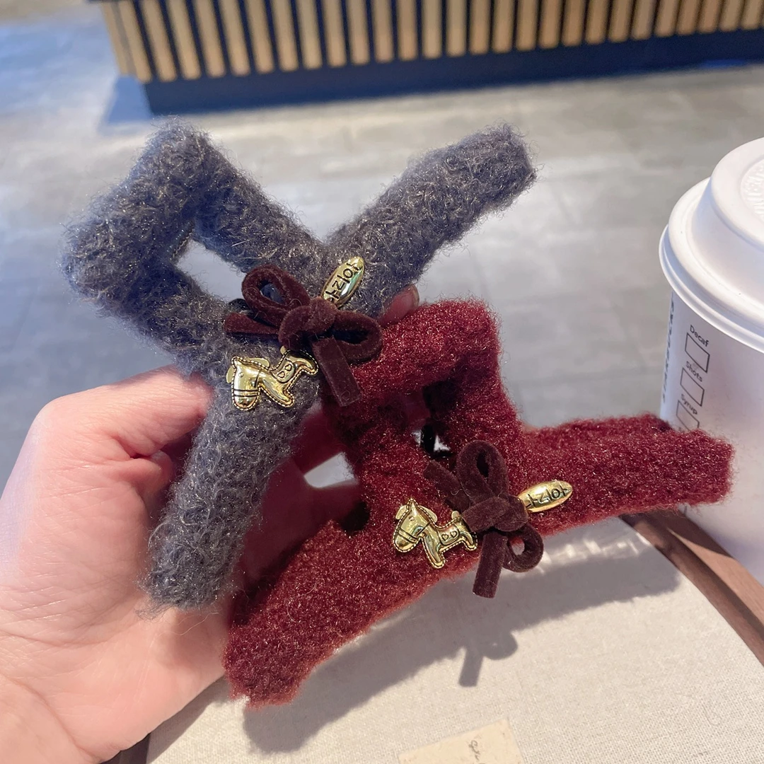 新年圣诞红色毛绒抓夹气质发夹后脑勺鲨鱼夹新款高级感发饰百搭ls