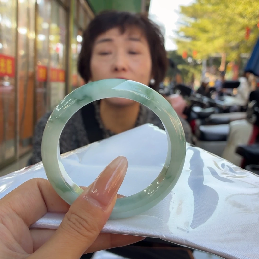 牛***牛翡翠未镶嵌颈饰意向金