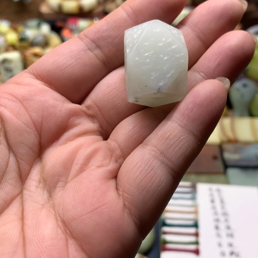 天***色合金蛇纹石玉颈饰