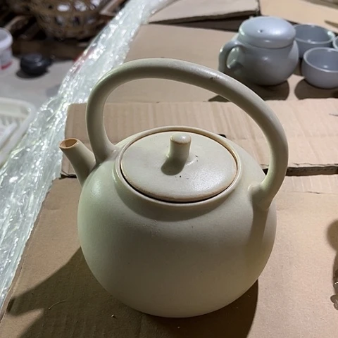 微瑕，明火，不能干烧，约700毫升里面釉面不均黄泥