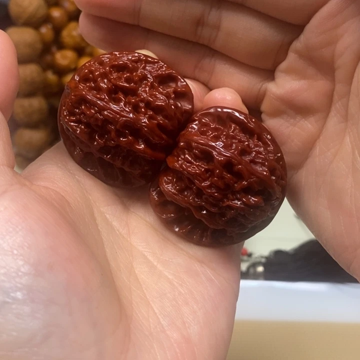 文玩核桃吊坠白狮子