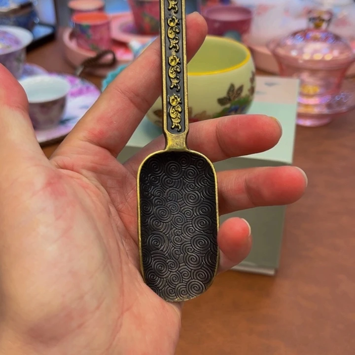 瓷片花花绿绿的小鸟在树上