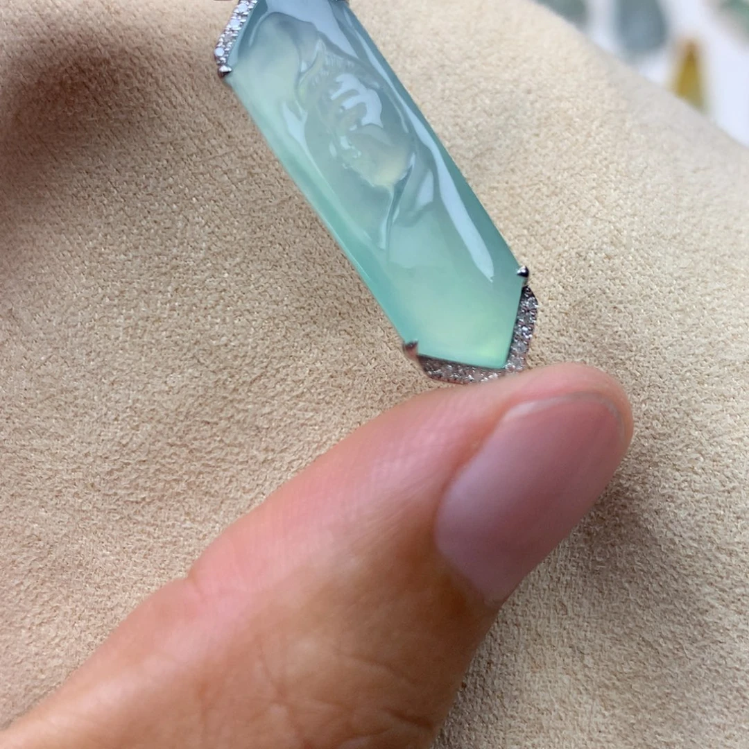 翡翠18K金镶嵌吊坠(不含链)观音菩萨