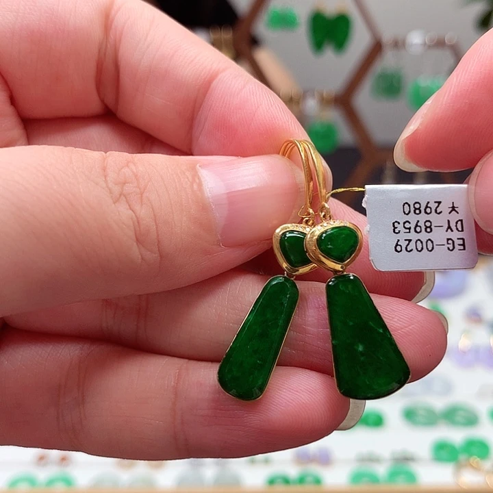 18K金镶嵌翡翠耳饰