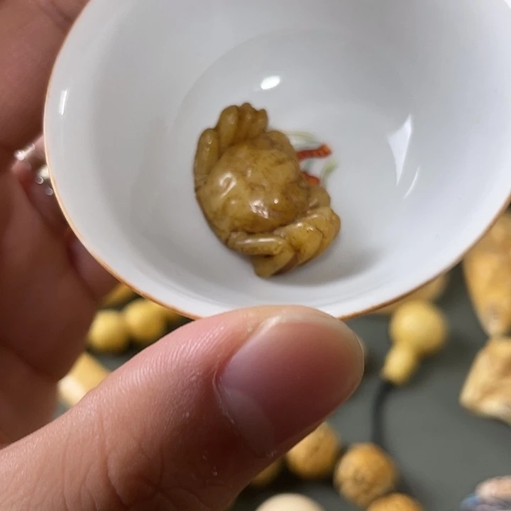 瓷片精致雕刻工艺精湛