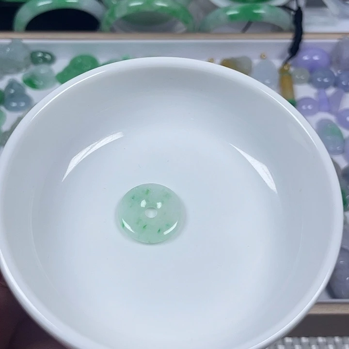 翡翠未镶嵌颈饰1、扣子