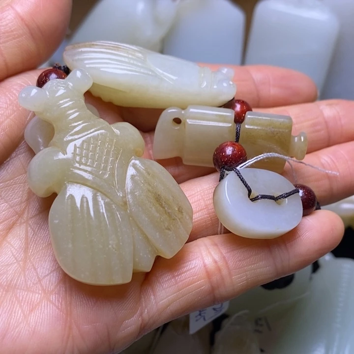 和田玉未镶嵌把件