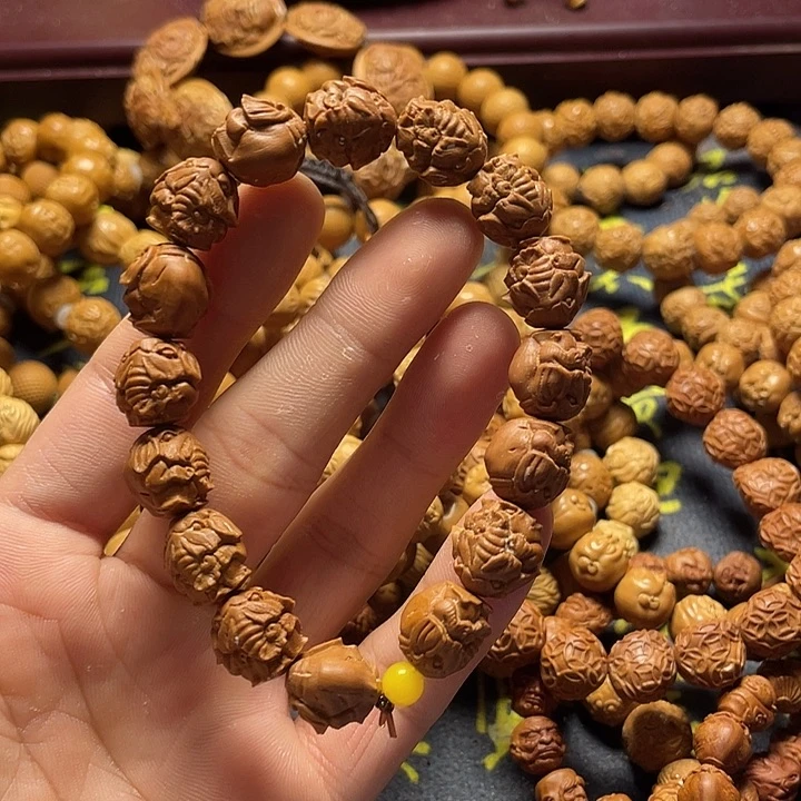 龙纹桃核雕刻瑕疵大象