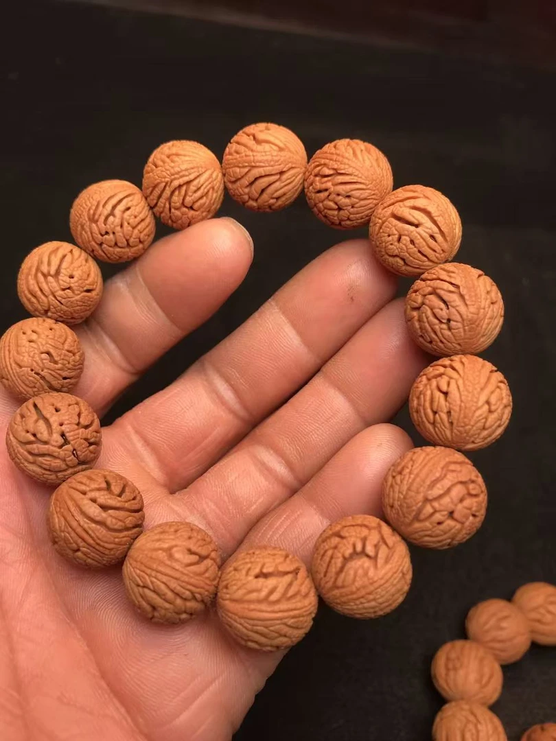 秦岭野生龙纹桃核密纹绣球手串直播间