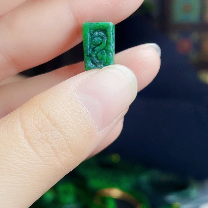 翡翠未镶嵌颈饰多样性