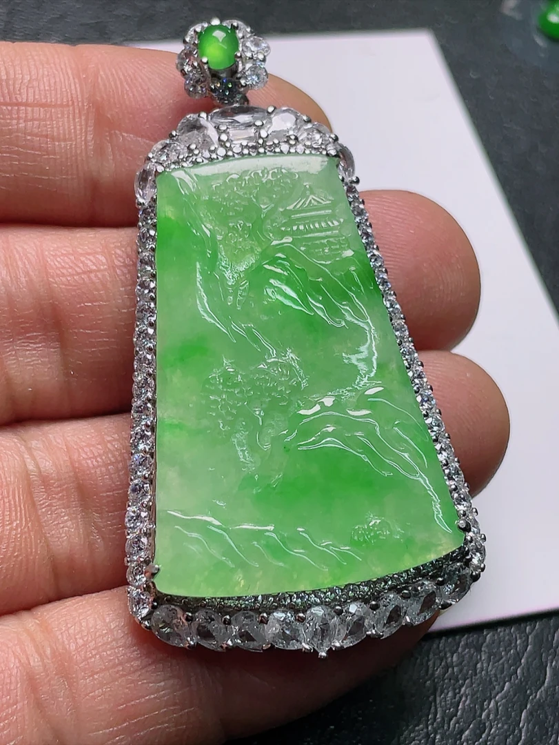 （缅甸翡翠A货）925银镶嵌冰种飘阳绿山水牌吊坠尺寸60.2-31.5-10.3