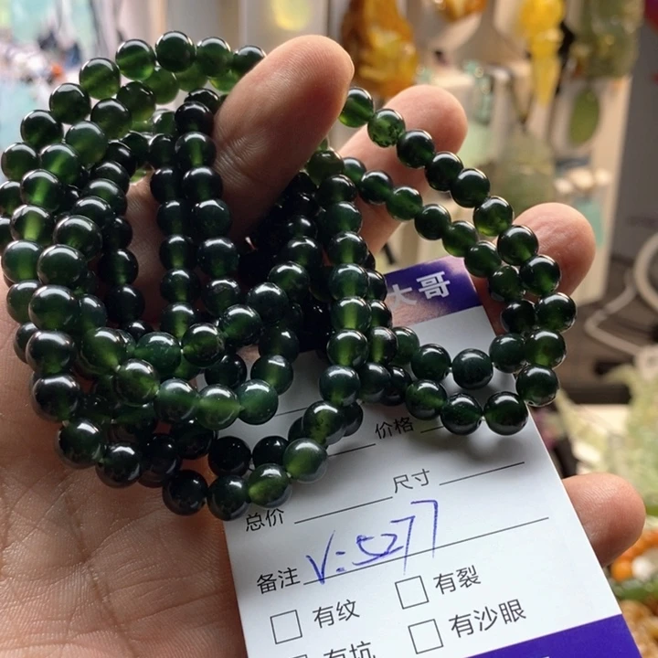 本***尘未镶嵌蛇纹石玉颈饰
