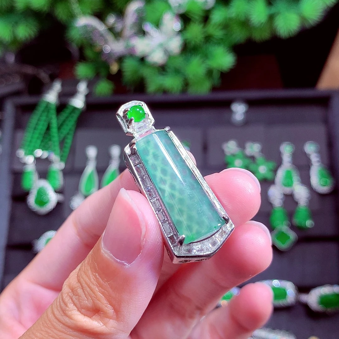 颈饰未镶嵌翡翠天然