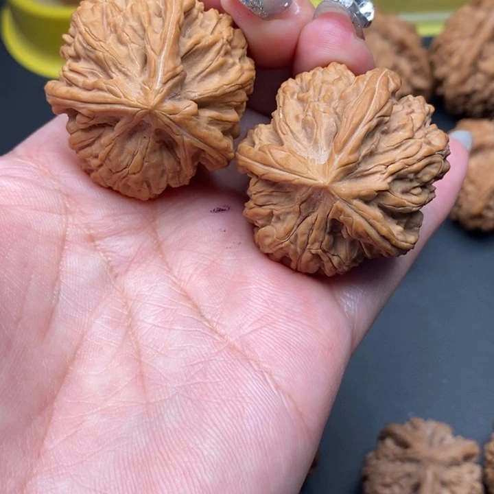 文玩核桃吊坠三棱