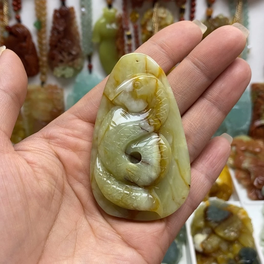 蛇纹石玉未镶嵌颈饰