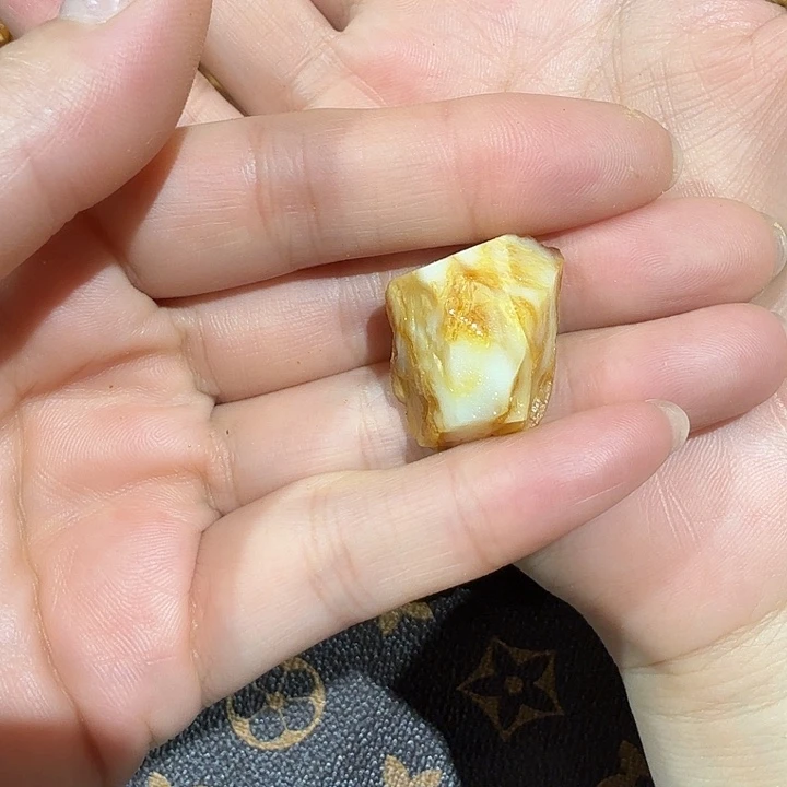 樱***未镶嵌定制琥珀蜜蜡