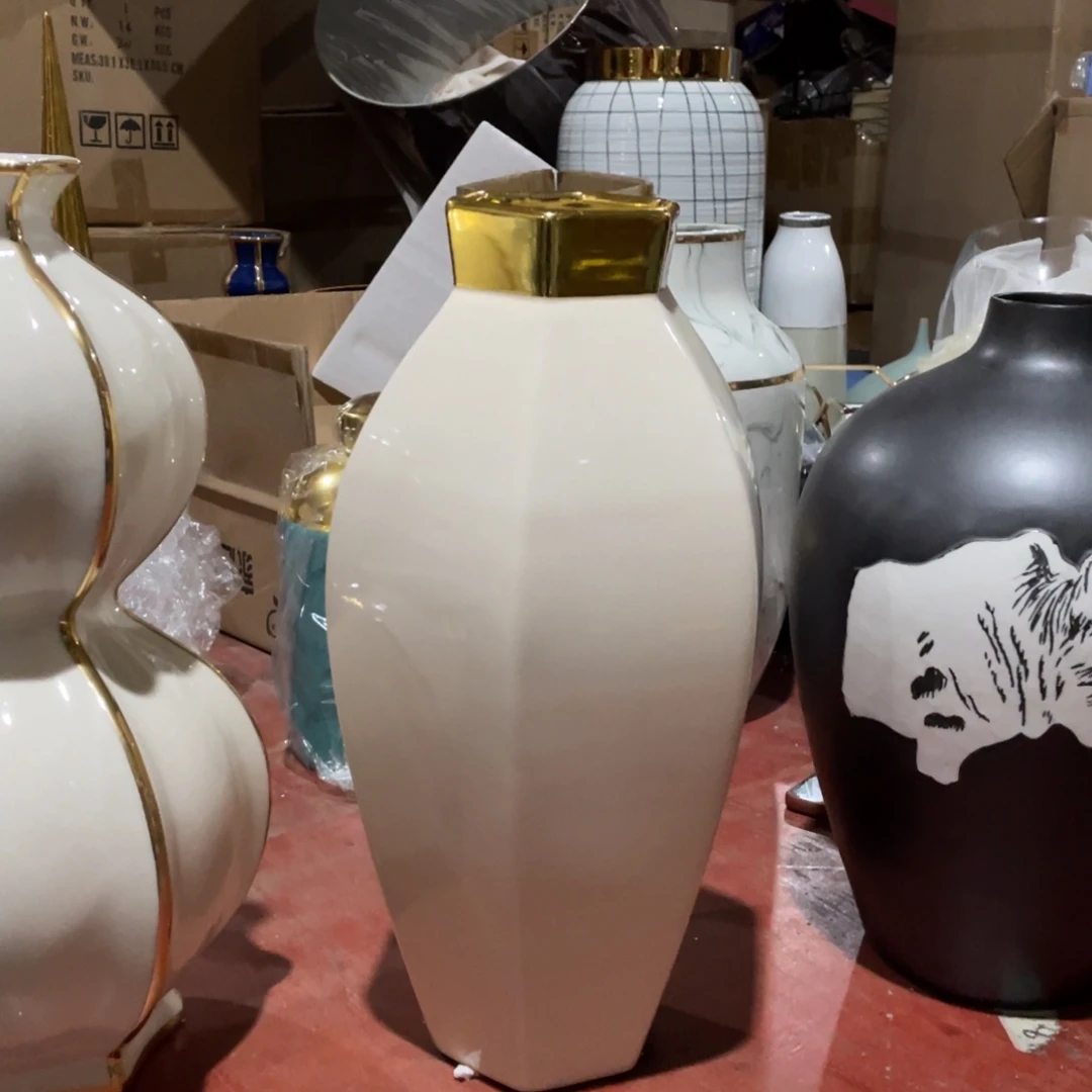 陶瓷花瓶家居摆件。