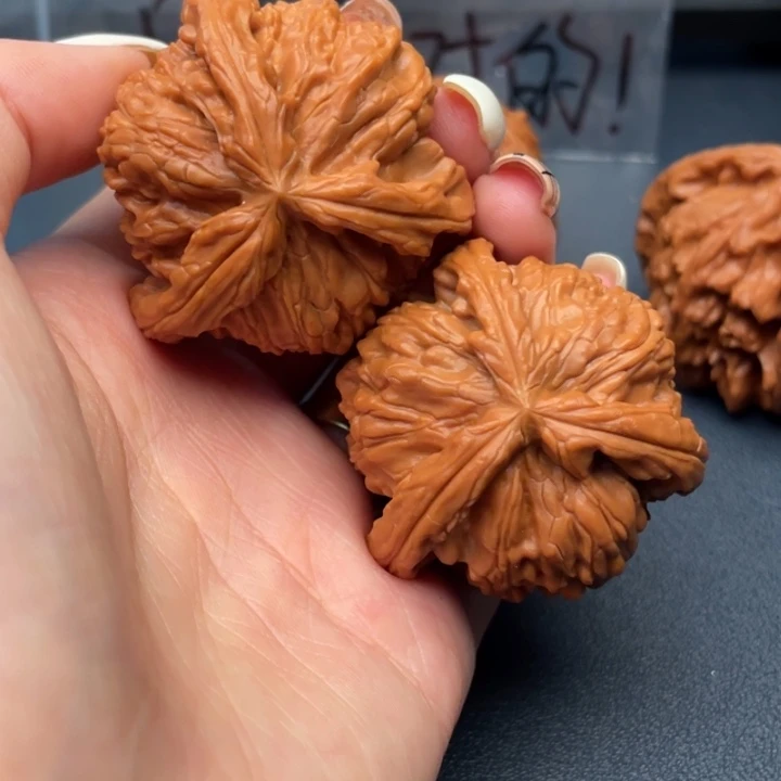 余***教文玩核桃吊坠白狮子