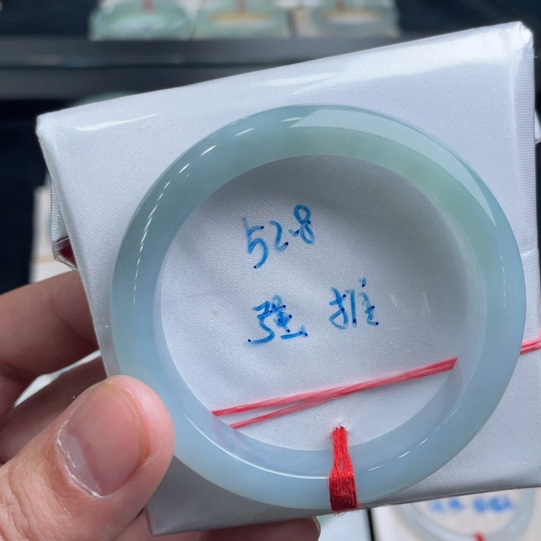 翡翠手镯未镶嵌翡翠手镯