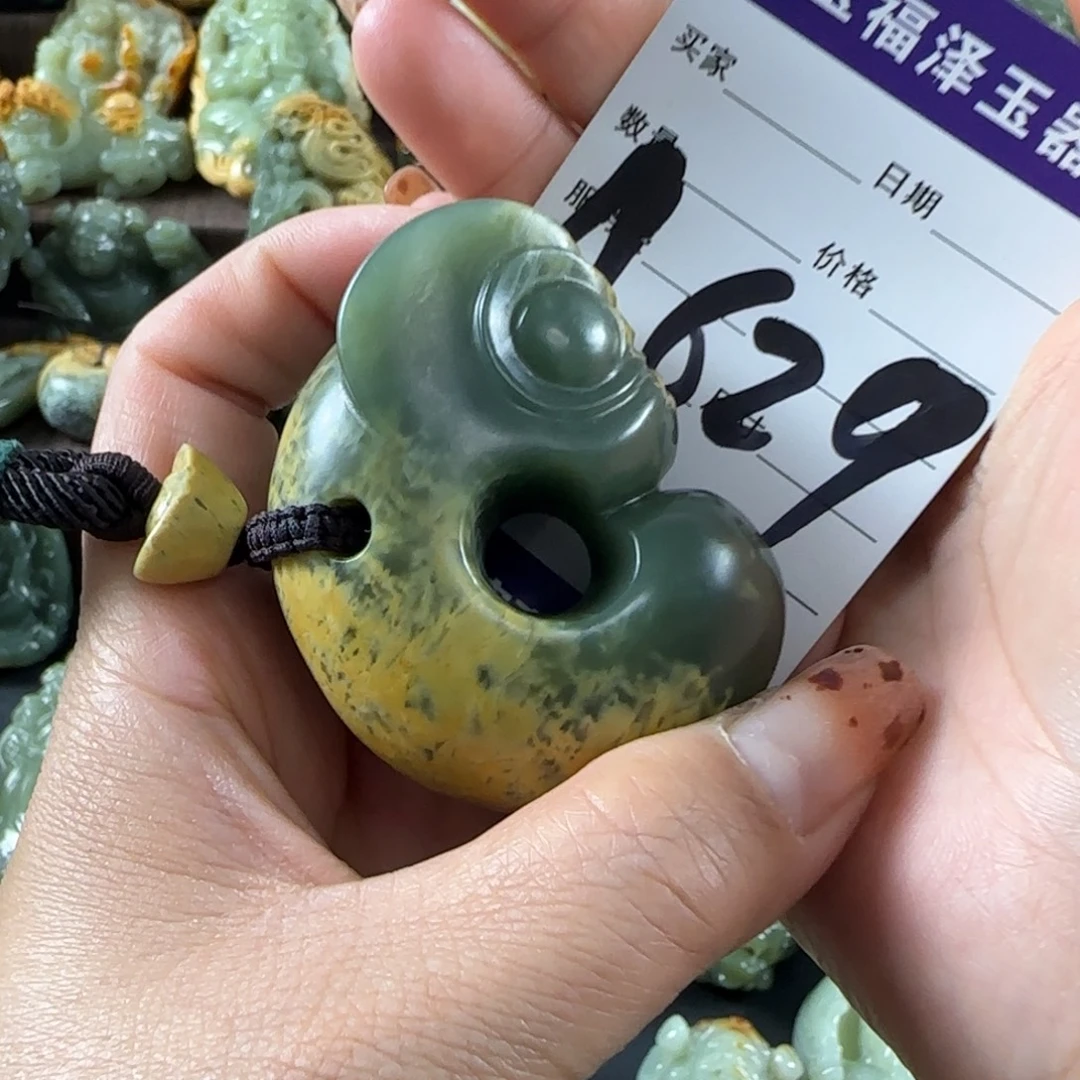 巴***瓦透闪石质玉未镶嵌把件
