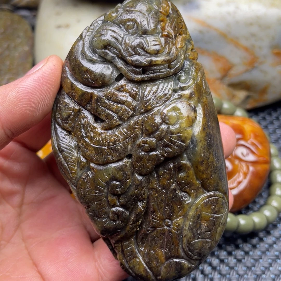 和田玉未镶嵌把件