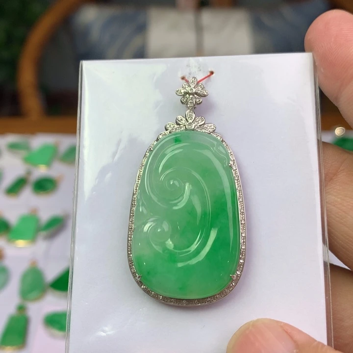 翡翠18K金镶嵌颈饰