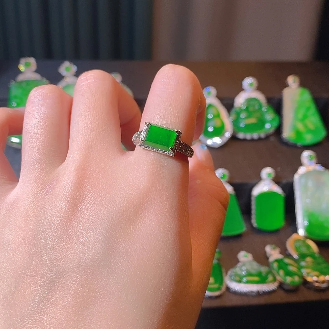 翡翠戒指未镶嵌。