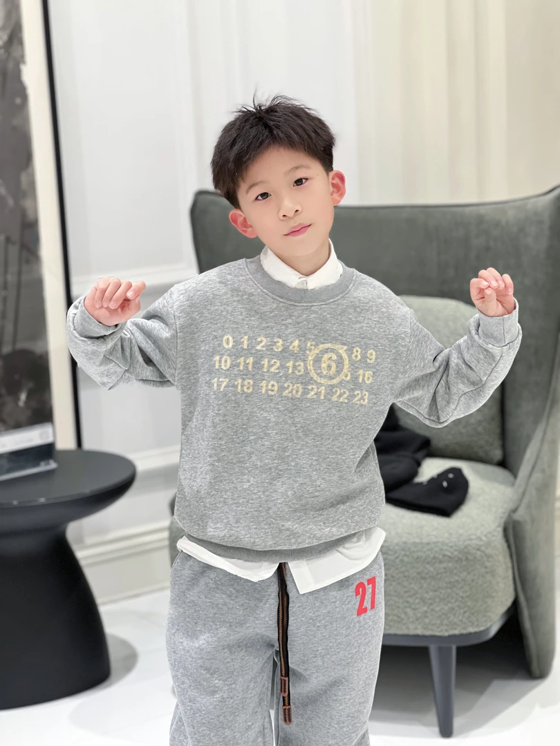 亿洋潮牌童装“走秀画风”儿童限量款加绒卫衣B5842