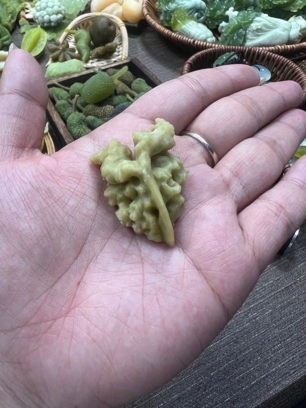 纯天然岫玉核桃仁。