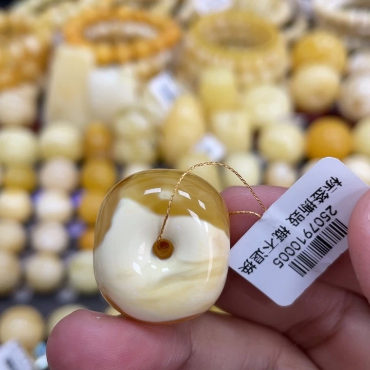 蜜蜡未镶嵌裸石24*21*14.9mm金瓷白 皮沁