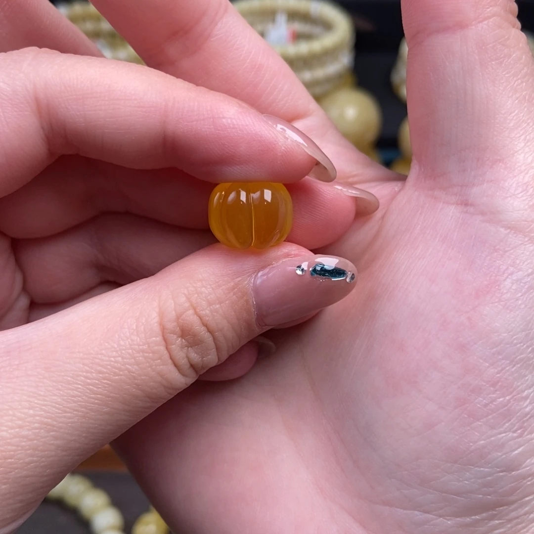 蜜蜡未镶嵌珠宝奇石