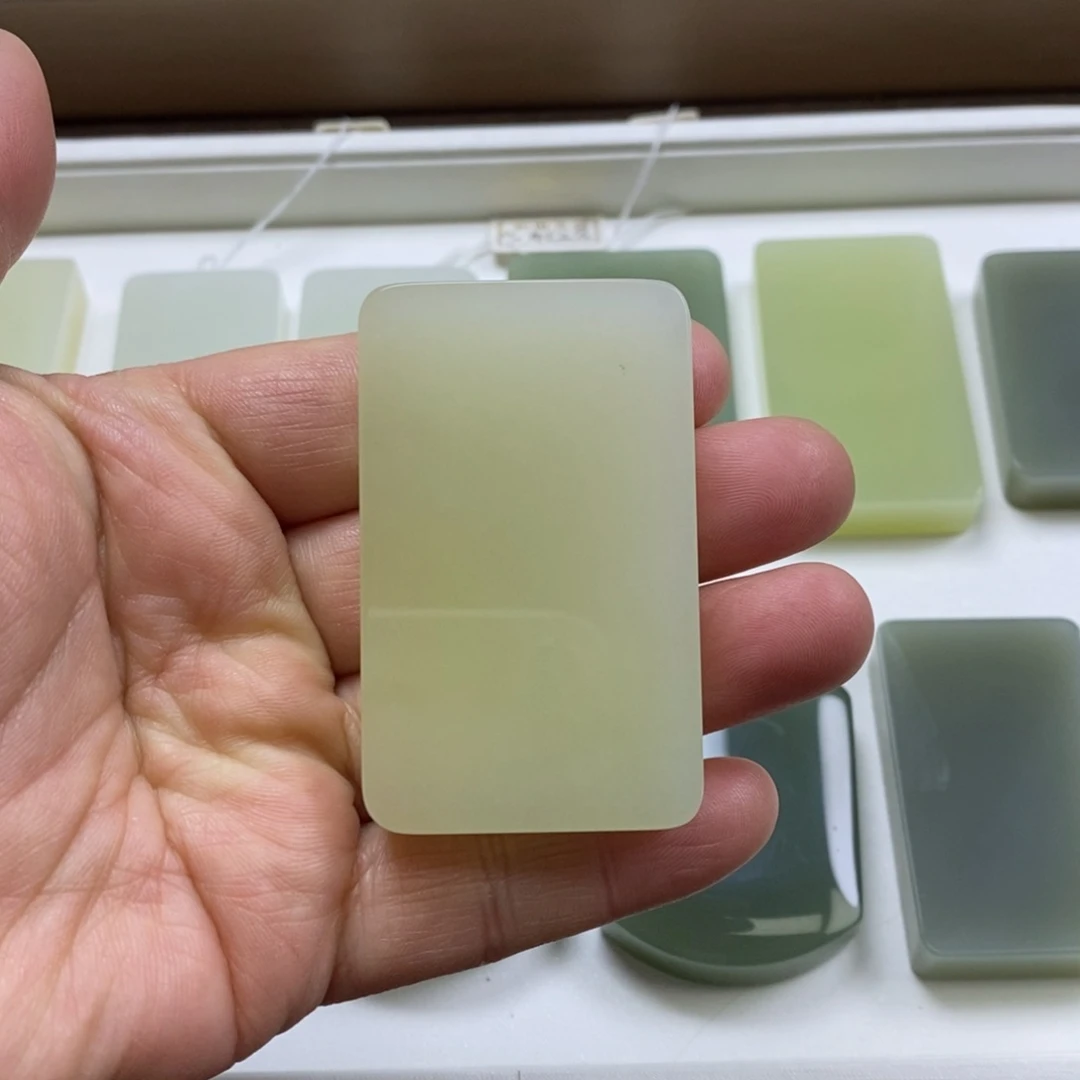 颈饰未镶嵌和田玉娃*哈