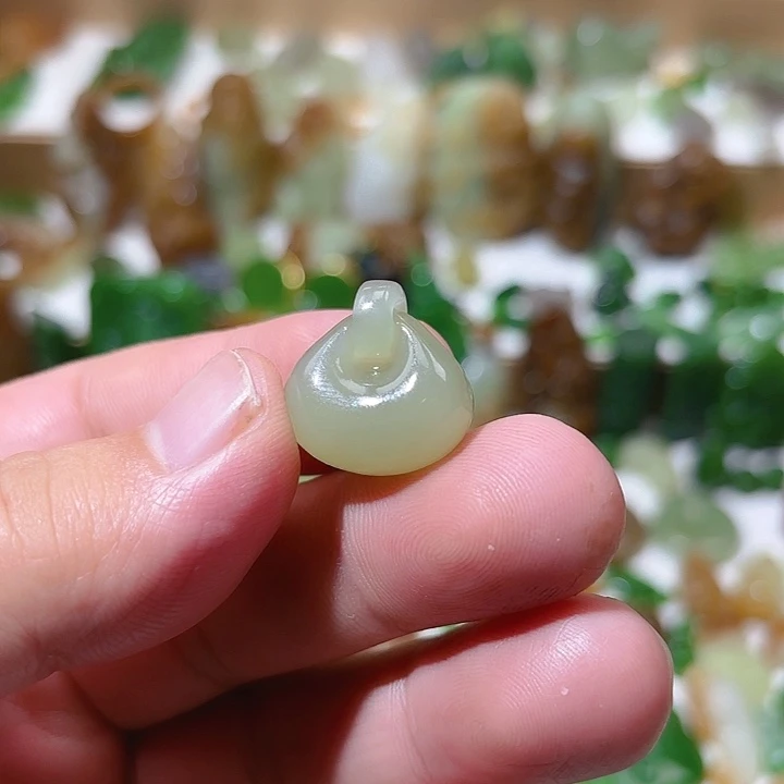 颈饰未镶嵌和田玉（青白玉）