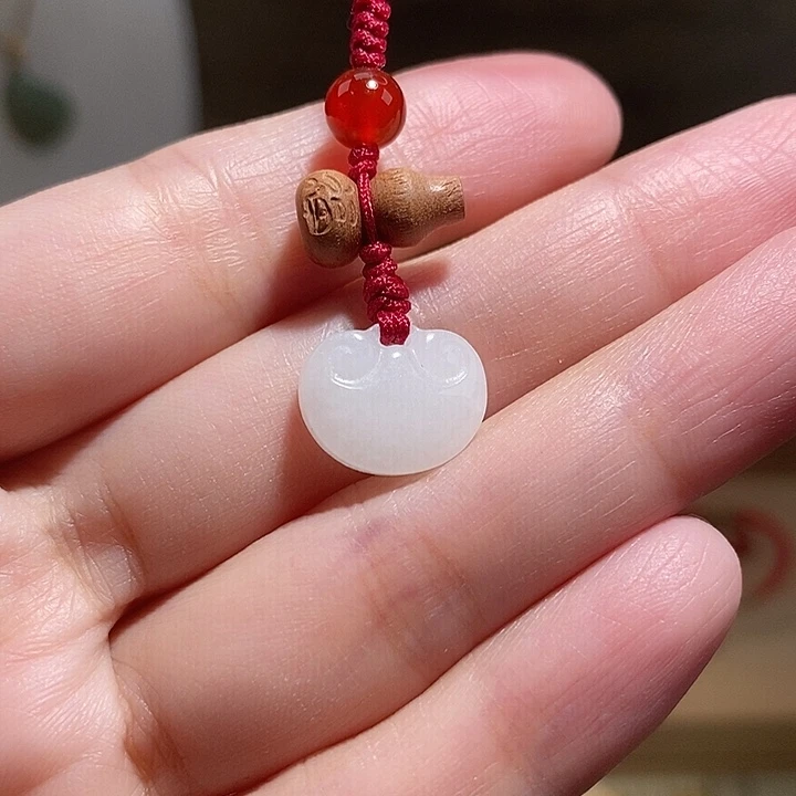 和田玉未镶嵌把件