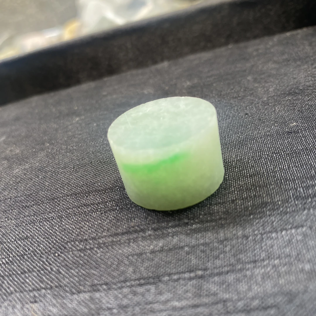 缅甸翡翠A货桶柱绿色料子