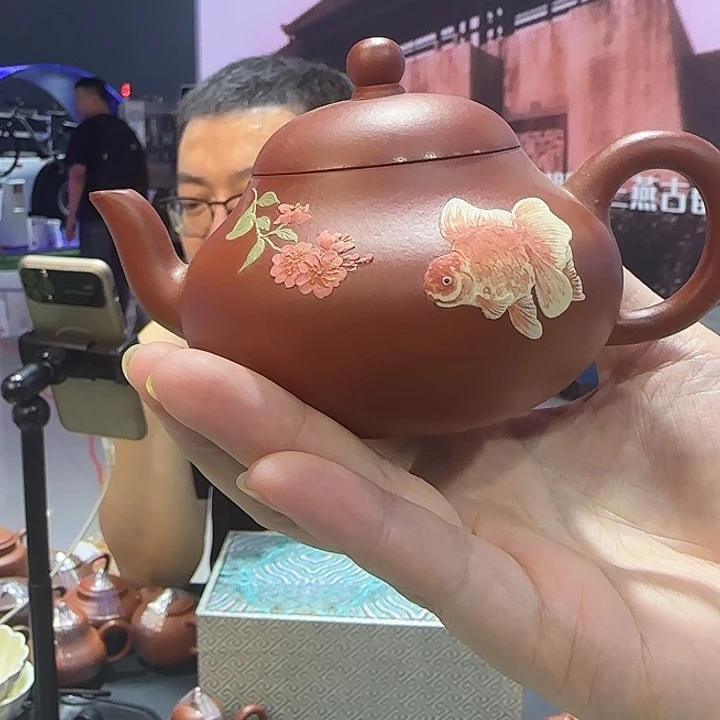 妙***诚紫砂茶杯全手朱泥梨形 堆绘金鱼